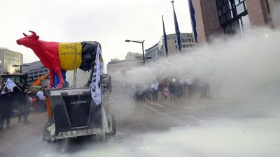 Bauernproteste in Brüssel: Milchpulver über EU-Ratsgebäude gesprüht (+Video)