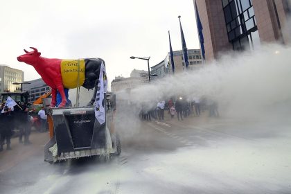 Bauernproteste in Brüssel: Milchpulver über EU-Ratsgebäude gesprüht (+Video)