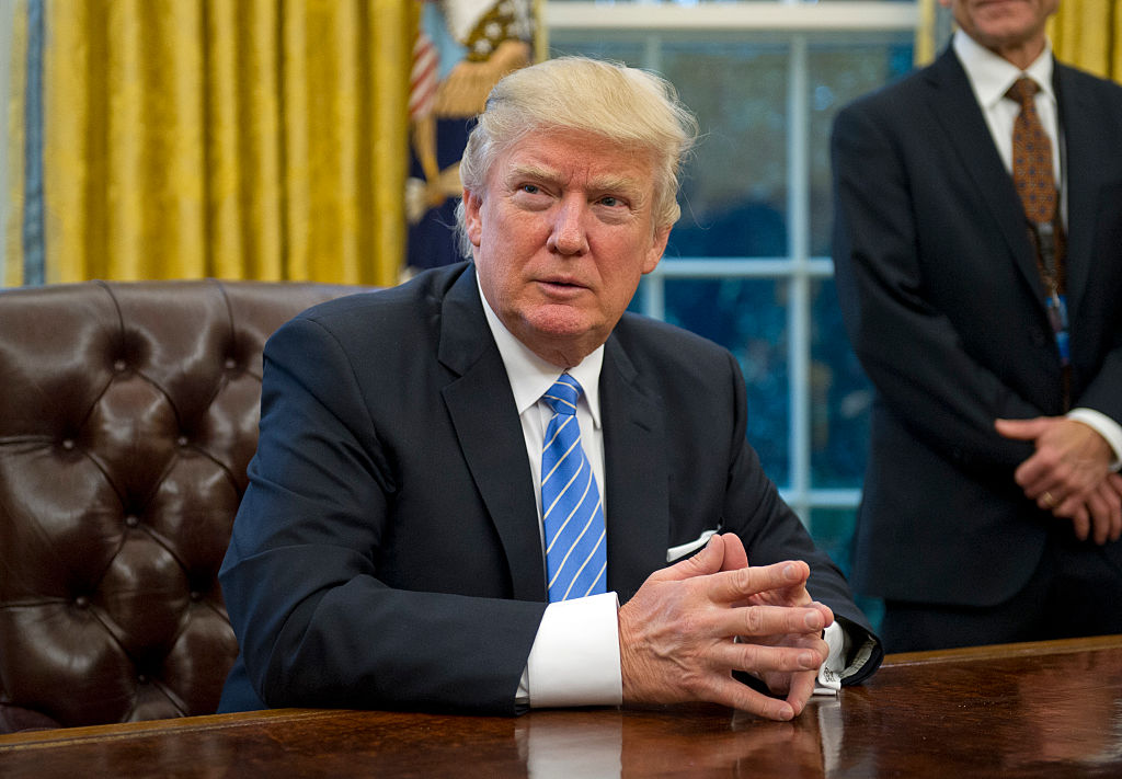 US-Außenministerium: Einreiseverbot ausgesetzt – Präsident Trump kritisiert das Urteil