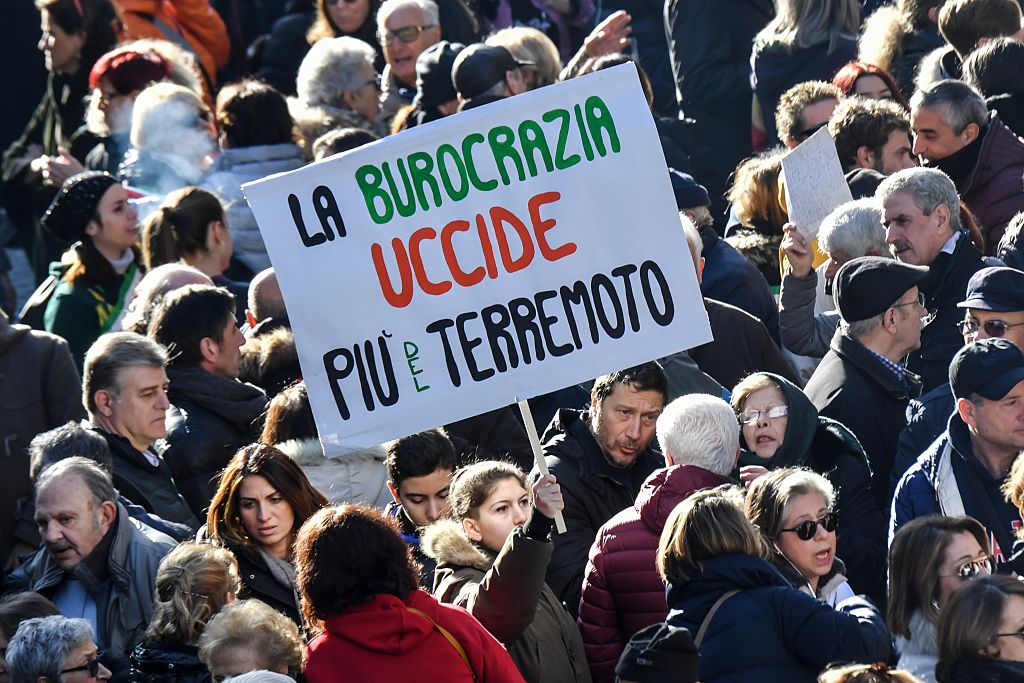 „Bürokratie tötet mehr Menschen als Erdbeben“: Hunderte aus Italiens Erdbebenregionen demonstrieren für schnellere Hilfe