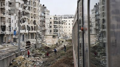 Nach „Sieg der Helden der syrischen Armee“ – Erster Zug seit mehr als vier Jahren rollt durch Ost-Aleppo