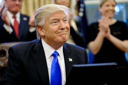 Anhänger feiern Trump – “Er tut genau das, was er im Wahlkampf versprochen hat”