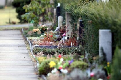 Polizei löst Trauerfeier mit rund 200 Teilnehmern an Heilbronner Friedhof auf