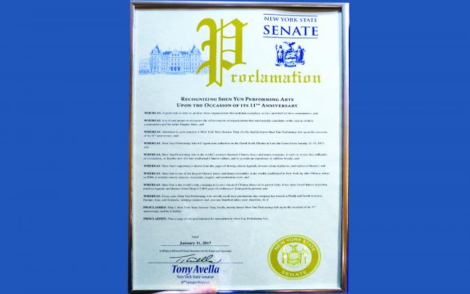 Senator T. Avella präsentiert Proklamation für Shen Yun vom New York Senate