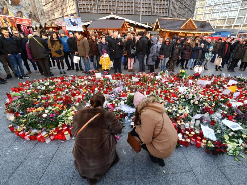 Gedenkminute für Anschlagsopfer in Berliner Abgeordnetenhaus – Bundesregierung plant keine Gedenkveranstaltung