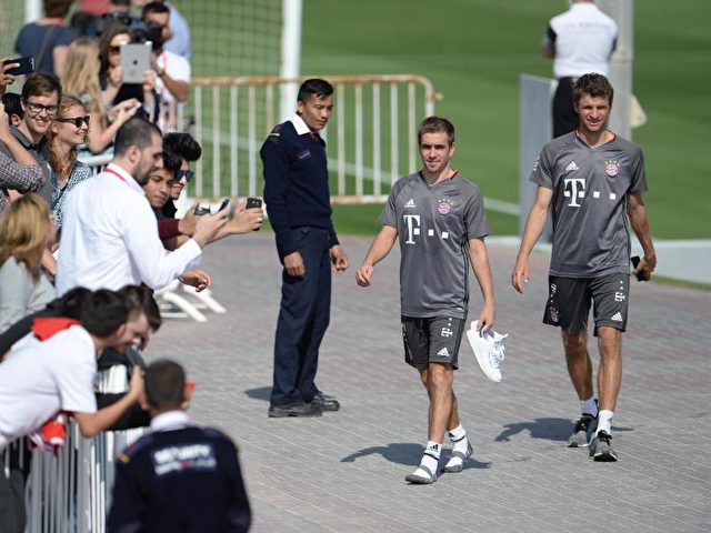 Thomas Müller und Philipp Lahm auf dem Weg zur ersten Trainingseinheit. Foto: Andreas Gebert/dpa