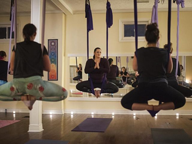 Könnte Aerial Yoga zu einem Trend werden? Foto: Stephanie Strasburg/dpa