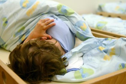 Gefährlicher Trend: “Zaubertropfen” für Kleinkinder – Immer mehr Eltern verabreichen Kindern Schlafmittel