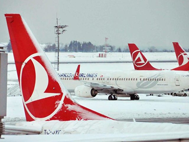 Maschinen der Fluglinie Turkish Airlines stehen auf dem Internationalen Flughafen Istanbul-Atatürk. Foto: Faik Kaptan/dpa