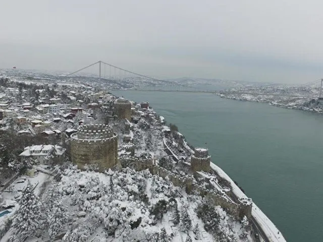 Schneebedeckt ist die Skyline von Istanbul zu sehen. Foto: Ali Aksoyer/dpa