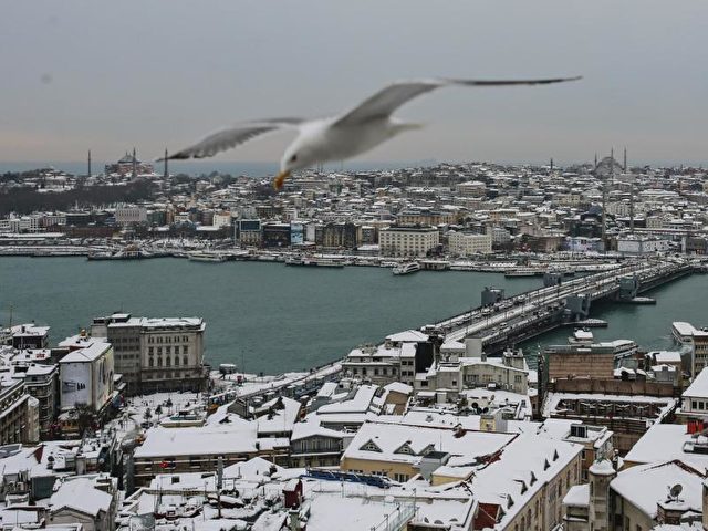 Die Dächer in der Altstadt von Istanbul sind mit Schnee bedeckt. Foto: Emrah Gurel/dpa