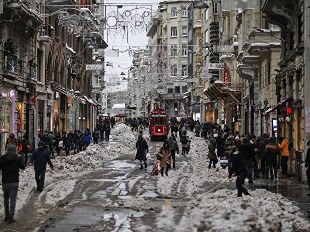 Menschen laufen über die Einkaufsstraße Istiklal im Zentrum von Istanbul. Foto: Emrah Gurel/dpa