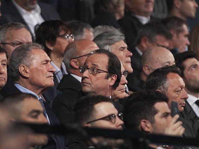 Frankreichs Präsident Francois Hollande (M) sitzt während der Eröffnungszeremonie der WM auf der Tribüne. Foto: Christophe Ena/AP/dpa