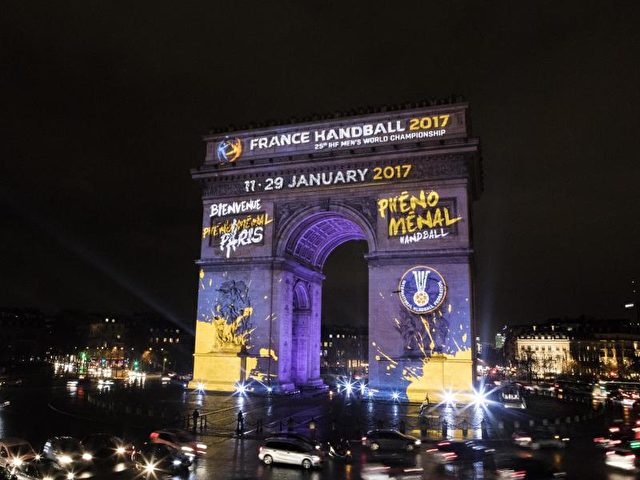 Der Arc de Triomphe in Paris wird zur WM mit Motiven des Sport-Großereignisses angestrahlt. Foto: Kamil Zihnioglu/AP/dpa