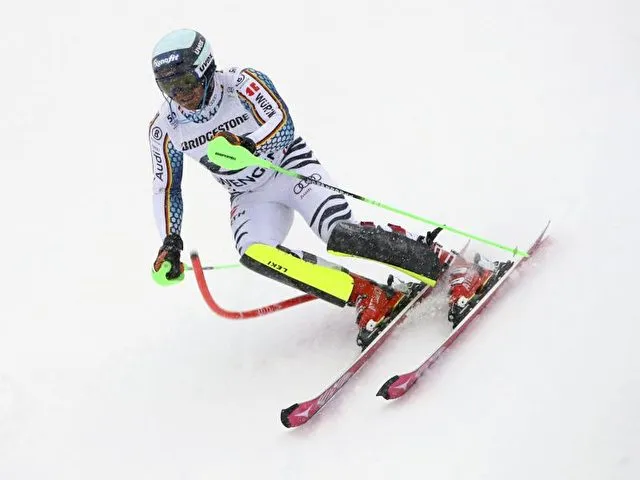 Andreas Sander nutzte nach einem Fehler im Slalom die Schussfahrt als Training. Foto:&nbsp;Alessandro Trovati/dpa