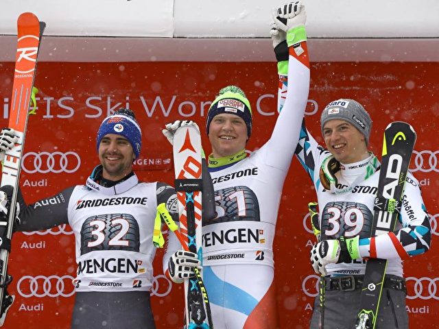 Der Schweizer Niels Hintermann (M) siegte vor Maxence Muzaton aus Frankreich (l) und dem Österreicher Frederic Berthold. Foto: Alessandro Trovati/dpa
