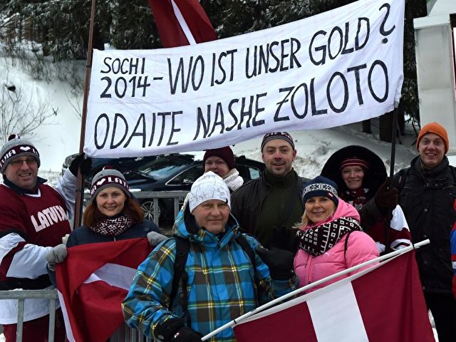Lettische Fans protestieren in Winterberg. Foto: Caroline Seidel/dpa