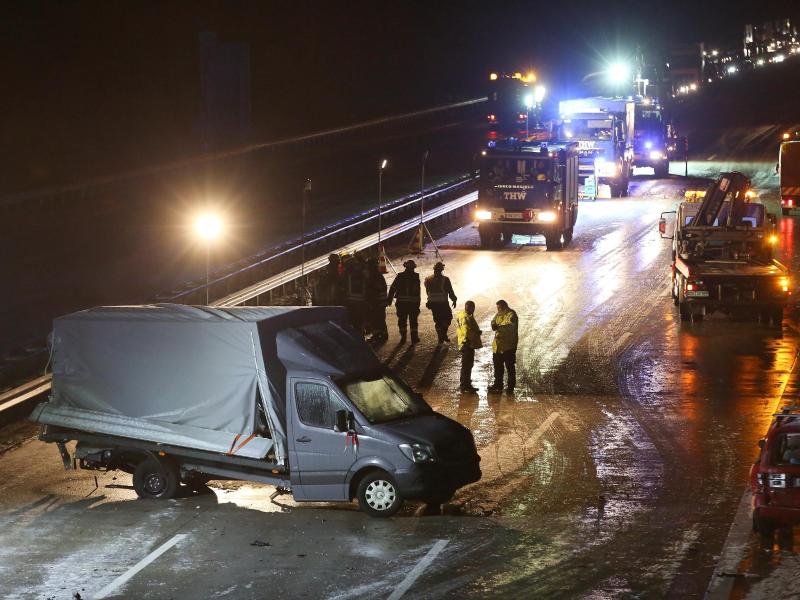 Eine Tote bei Massenkarambolage auf der A1 zwischen Hamburg und Lübeck
