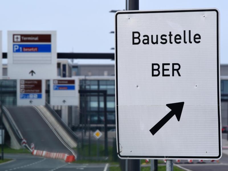 Hauptstadtflughafen: Türen klemmen – BER kann 2017 nicht eröffnet werden