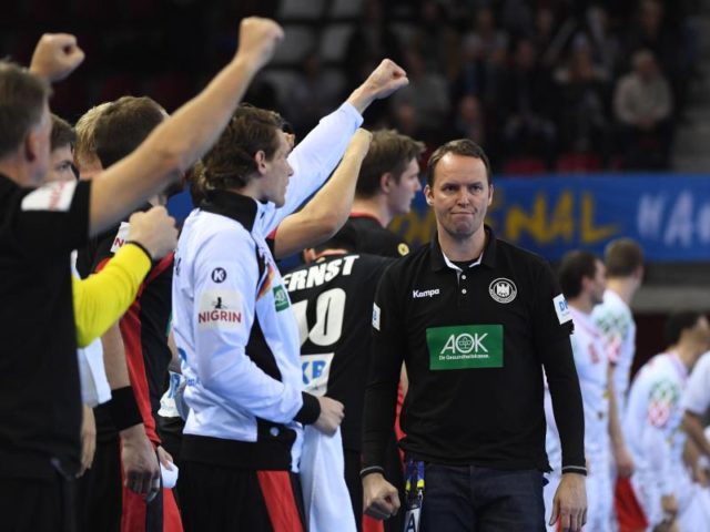 Die deutschen Bankspieler jubeln nach einem Treffer, Trainer Dagur Sigurdsson bleibt gelassen. Foto: Marijan Murat/dpa