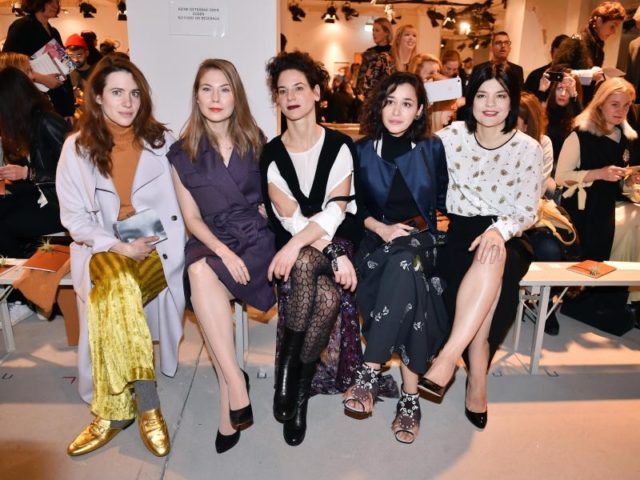 Prominente Fashion-Week-Besucher: Julia Malek (l-r), Nora von Waldstätten, Bibiana Beglau, Dorka Gryllus und Jasmin Tabatabei. Foto: Britta Pedersen/dpa