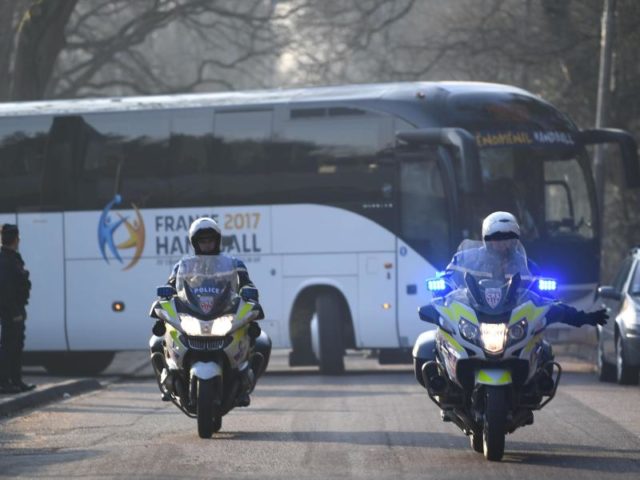 Der deutsche Mannschaftsbus wird von zwei Polizeimotorrädern Richtung Paris eskortiert. Foto: Marijan Murat/dpa