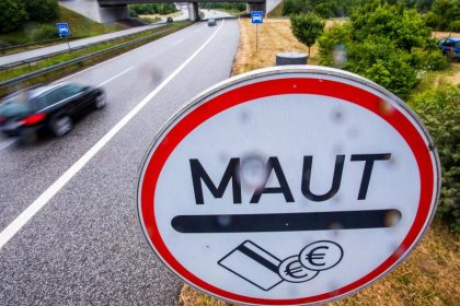 Grüne: Die Pkw-Maut gehöre „in die Tonne“ – Maut-Einführung nun für 2020 geplant