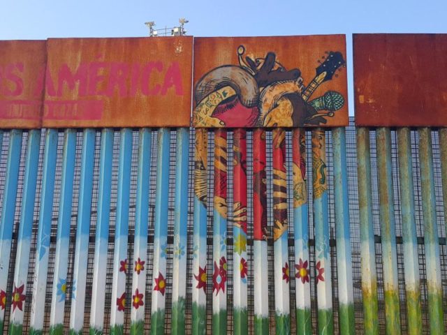 Die Beziehungen zwischen den USA und Mexiko sind eng und ambivalent. Die beiden Länder trennt die verkehrsreichste Grenze der Welt. Fotro: Martha Alicia Reyes Foto: Martha Alicia Reyes/dpa