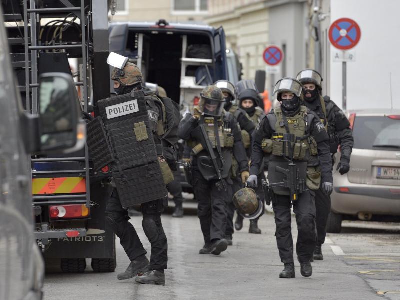 Österreich: 800 Polizisten bei Großeinsatz – 14 mutmaßliche IS-Anhänger aus Bosnien, Mazedonien, Bulgarien, Syrien festgenommen