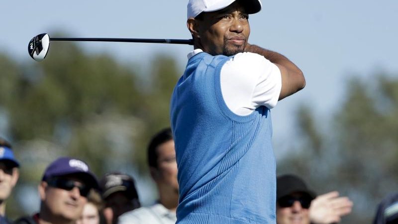Woods bricht bei Rückkehr auf Golf-Profitour ein