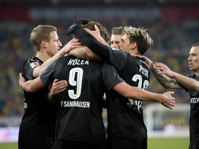 Sandhausens bejubeln den ersten der drei Treffer gegen Düsseldorf. Foto: Marius Becker/dpa