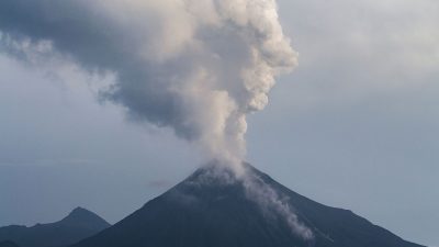 Vulkan Fuego in Guatemala spuckt Asche und Lava