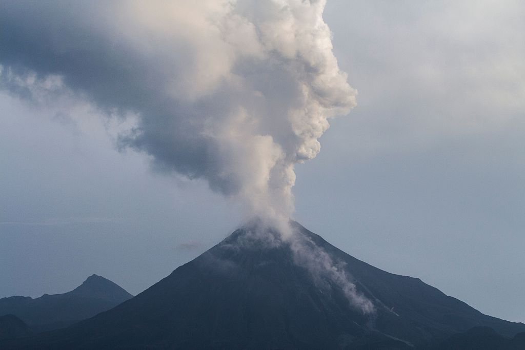 Vulkan Fuego in Guatemala spuckt Asche und Lava