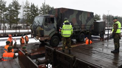 Von der Leyen besucht Soldaten des Nato-Kampfbataillons: Begrüßungszeremonie in Litauen