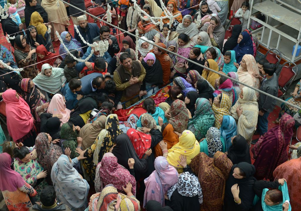 70 Menschen bei Anschlag des „Islamischen Staates“ auf Sufi-Schrein in Pakistan getötet