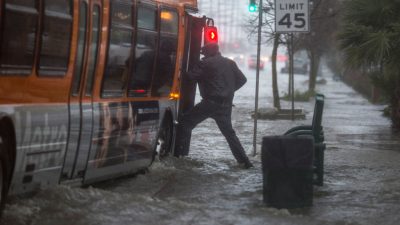 Mindestens vier Tote: Unwetter und Stürme in Kalifornien – Oroville Staudamm gefährdet