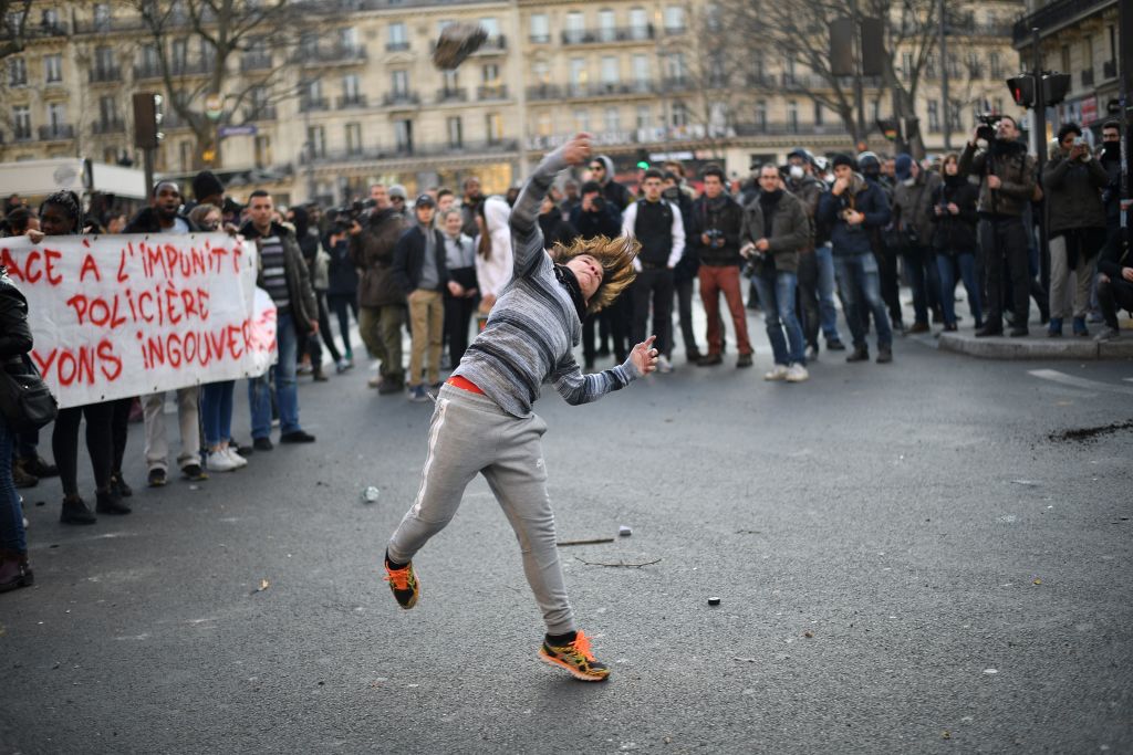 Bis 5.000 Menschen demonstrierten heute gegen Polizeigewalt in Paris