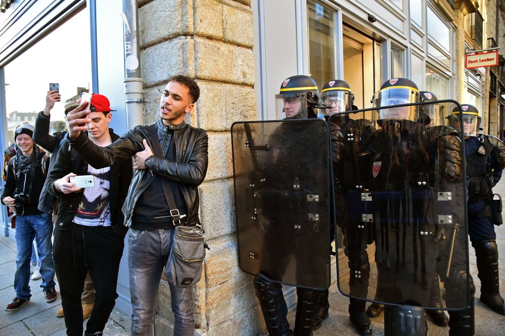 Soziologe: Paris-Krawalle wegen Verarmung, Perspektivlosigkeit, Diskriminierung – Demütigungen der Polizei gießen Öl ins Feuer