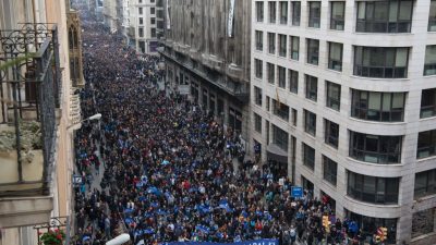 „Öffnet die Grenzen“ – 160.000 Menschen demonstrieren in Barcelona für die Aufnahme tausender Flüchtlinge in Spanien