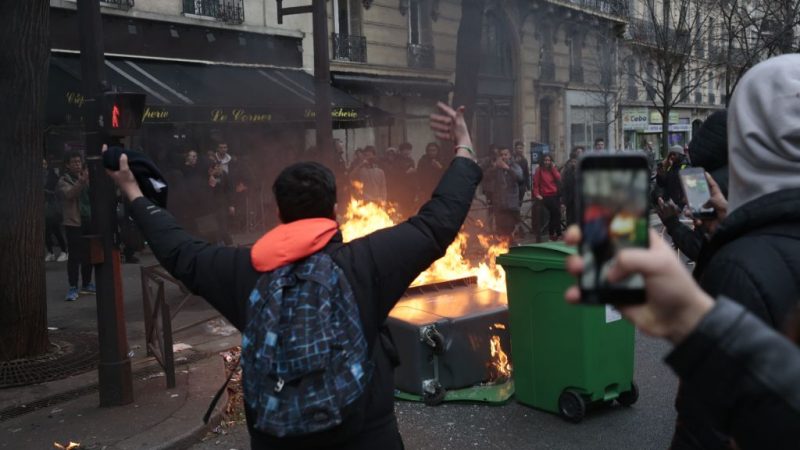 Paris: Gewaltsame Proteste von Schülern, eine nicht genehmigte Demonstration und verbarrikadierte Schulen