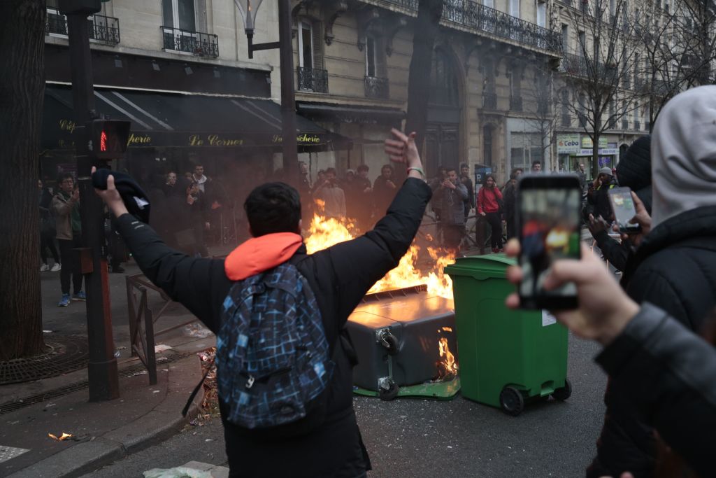 Paris: Gewaltsame Proteste von Schülern, eine nicht genehmigte Demonstration und verbarrikadierte Schulen