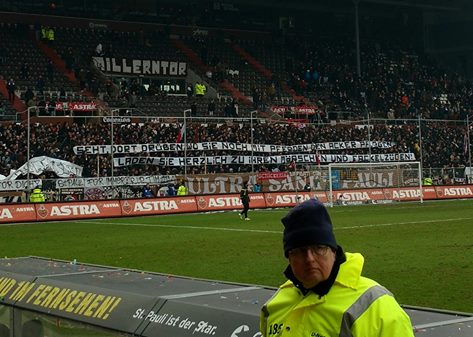 „Schon eure Großeltern haben für Dresden gebrannt“: St. Pauli Fans verhöhnen Dresdner Bombenopfer – Verein entschuldigt sich