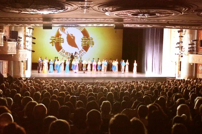 Shen Yun Performing Arts beim Schlussapplaus im Cleveland State Theater am 5. Februar 2017. Foto: Epoch Times