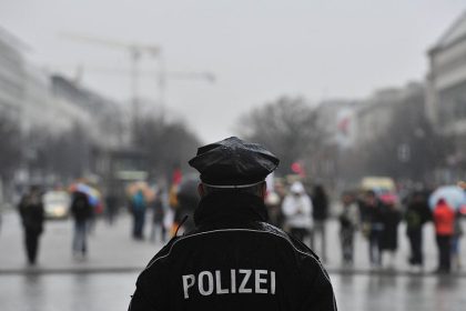 “Greif sie an” – IS propagiert Messerattacken auf Polizeibeamte: NRW-Innenministerium warnt Polizisten vor Angriffen