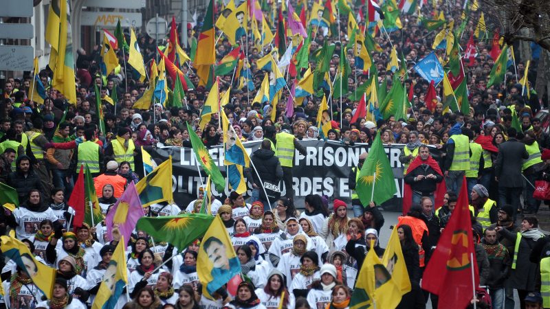 Rund 17.000 Demonstranten: Kurden aus ganz Europa protestieren in Straßburg für Freilassung von Öcalan