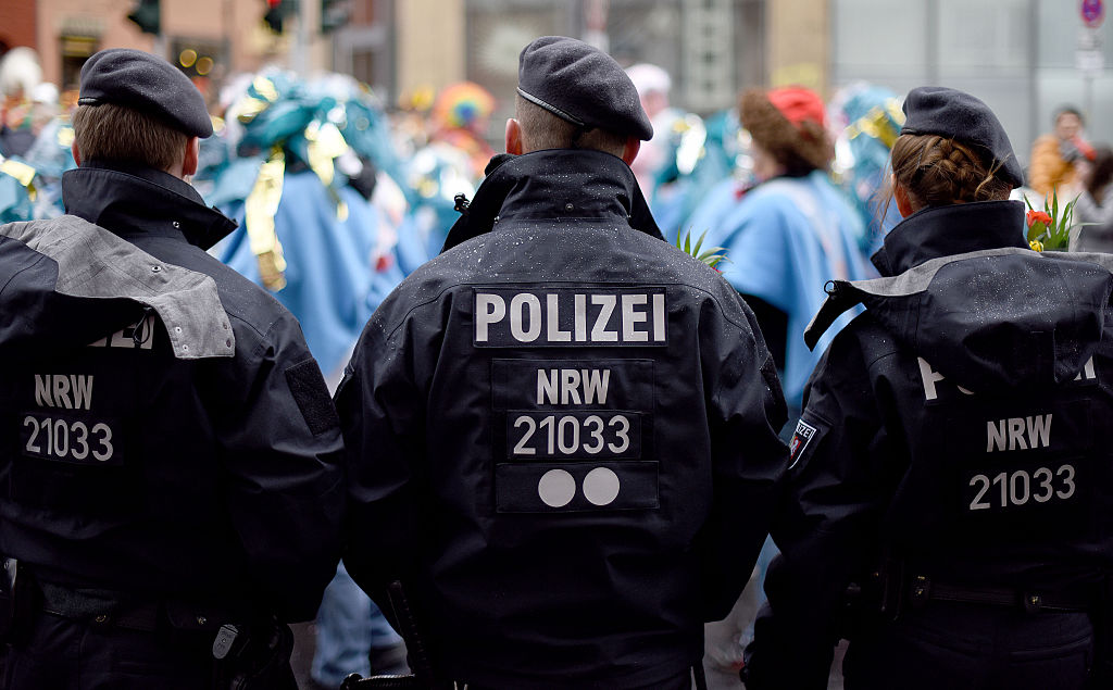 Karneval unter enormem Polizeischutz: Betonsperren, Barrieren und Polizisten mit Maschinenpistolen