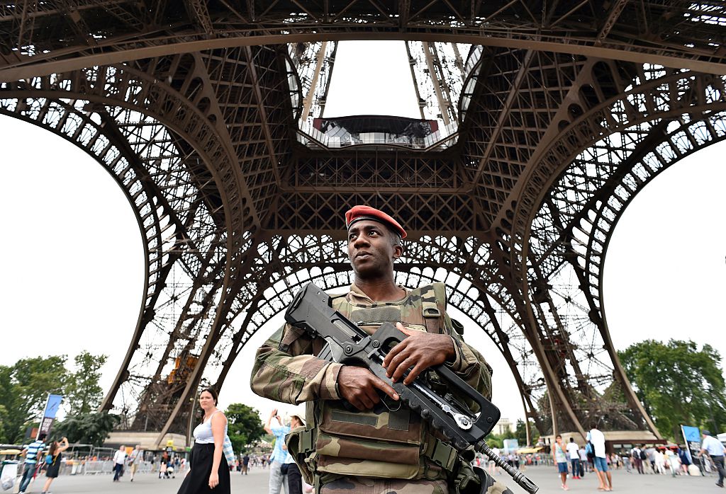 Sicherheitskräfte am Pariser Eiffelturm verhindern Messerattacke auf Soldaten
