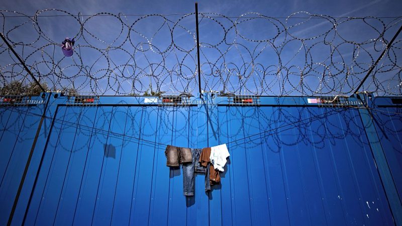 „Die Bewegungsfreiheit der Leute wird aufgehoben“: Ungarn will alle Flüchtlinge in Containerdörfern an Landesgrenzen festhalten