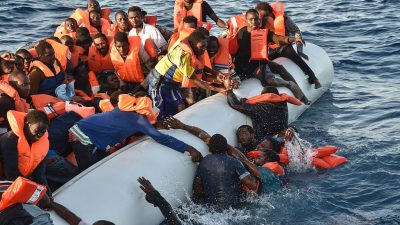 Tusk: Schließung der Flüchtlingsroute über Libyen „in Reichweite“