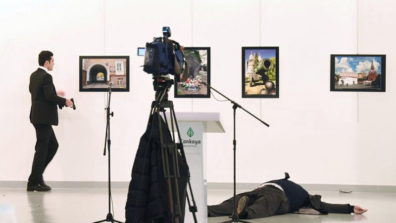 Jury lobt Mut des Fotografen: Bild des Mörders von Russlands Botschafter in Ankara ist Pressefoto 2016